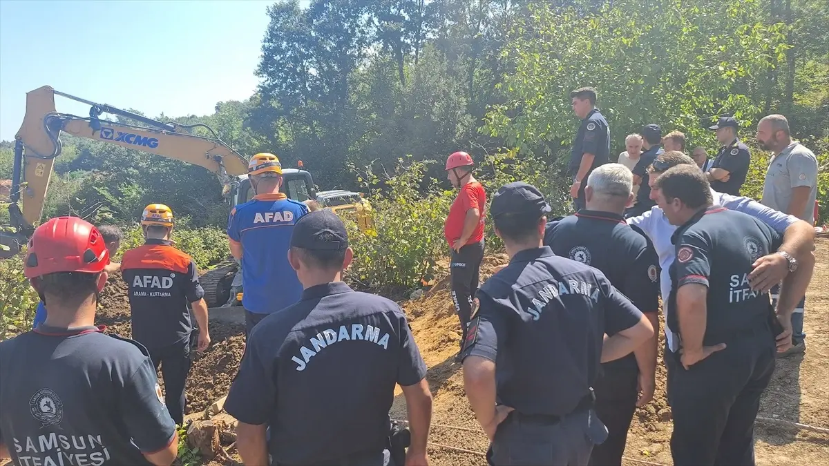 Bafra’da Toprak Kayması: İki Kişi Kurtarılmayı Bekliyor