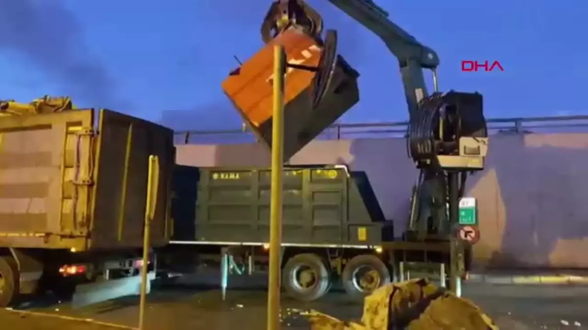 Bolu’da Kamyonun Yükü Alt Geçide Takıldı, Yol Kapatıldı