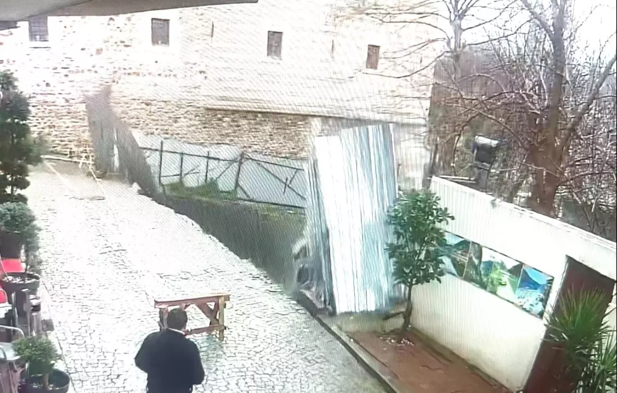 Fatih’te Otel Önünde Toprak Kayması Yolun Çökmesine Neden Oldu