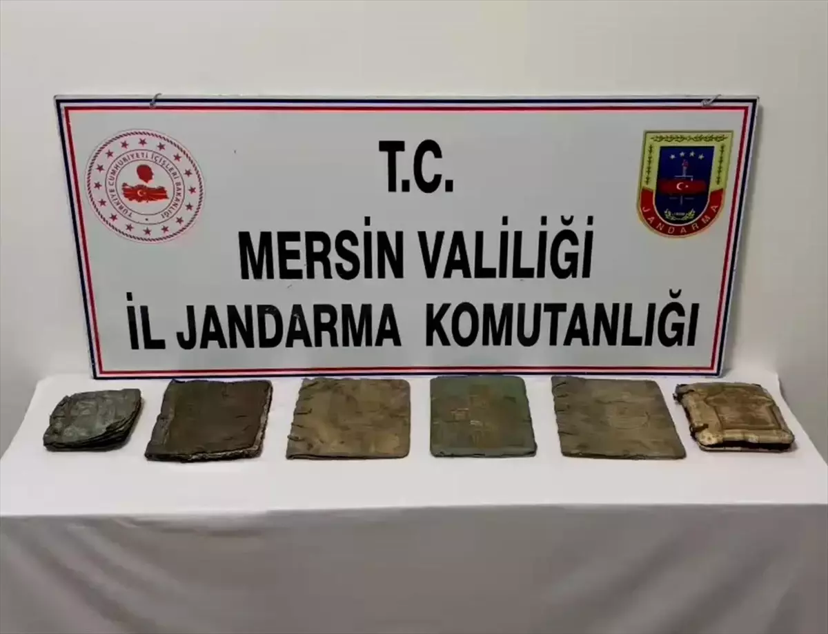 Mersin’de Tarihi Kitaplar Ele Geçirildi