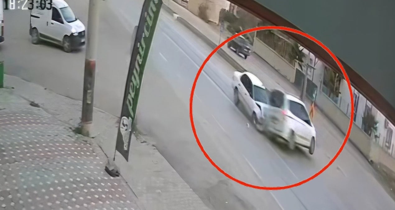 Adana’da otomobiller çarpıştı: O anlar kamerada