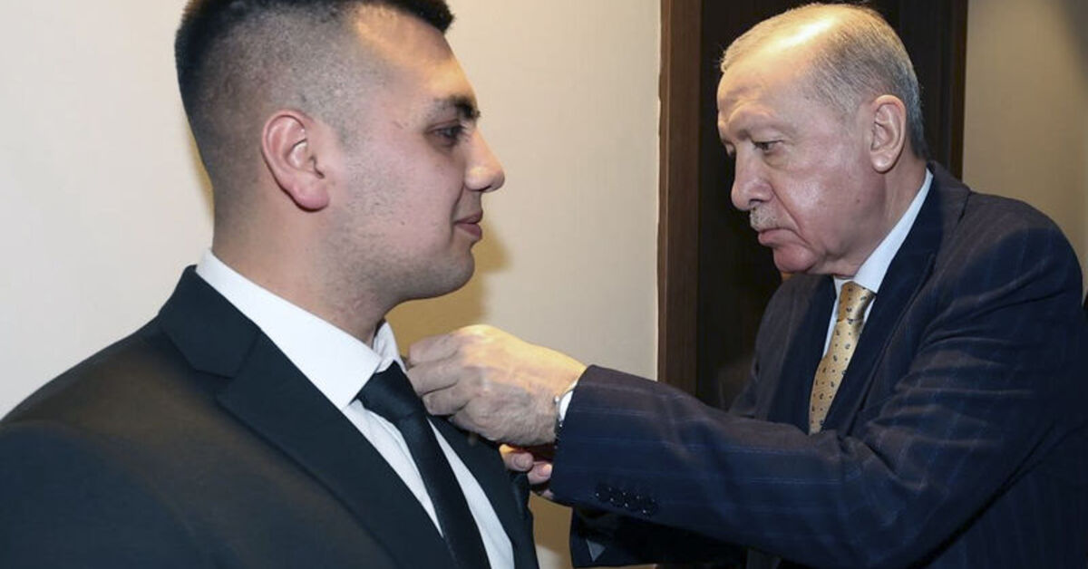 Cumhurbaşkanı Erdoğan, adaşına rozet taktı