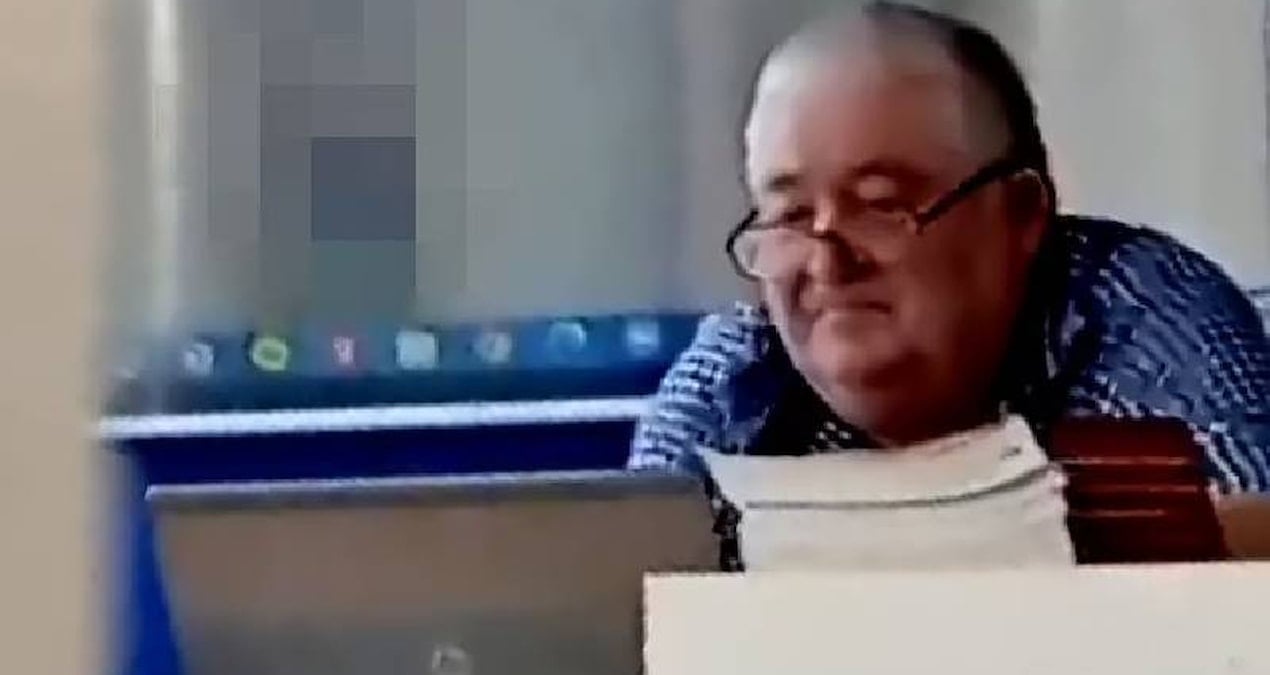 Derste skandal! Öğretmen yetişkin filmi izlerken görüntü yanlışlıkla tahtaya yansıdı