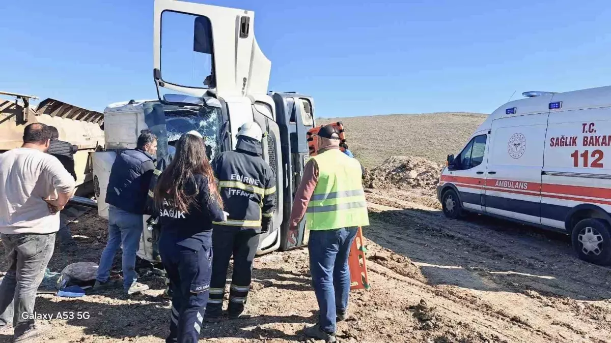 Edirne’de Kamyon Devrildi, Sürücü Yaralı