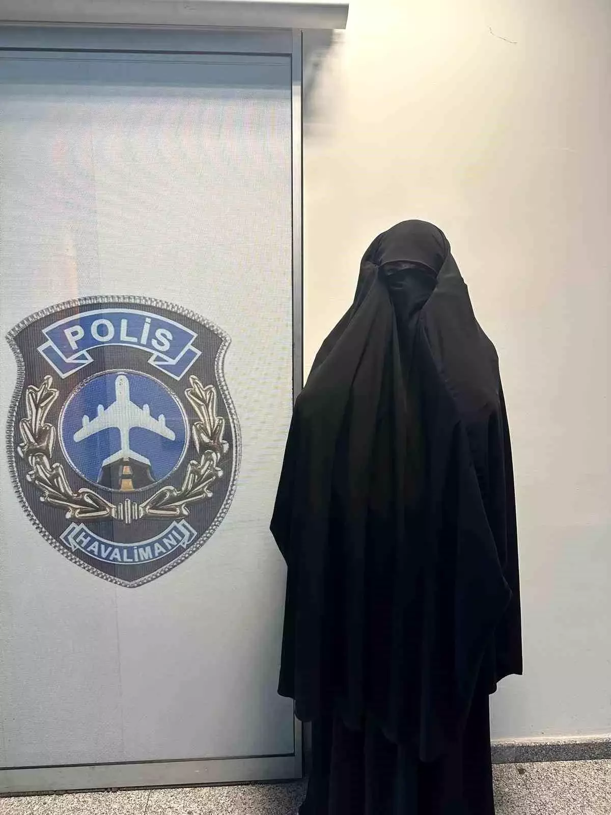 Kadın Kılığına Giren Zanlı Yakalandı