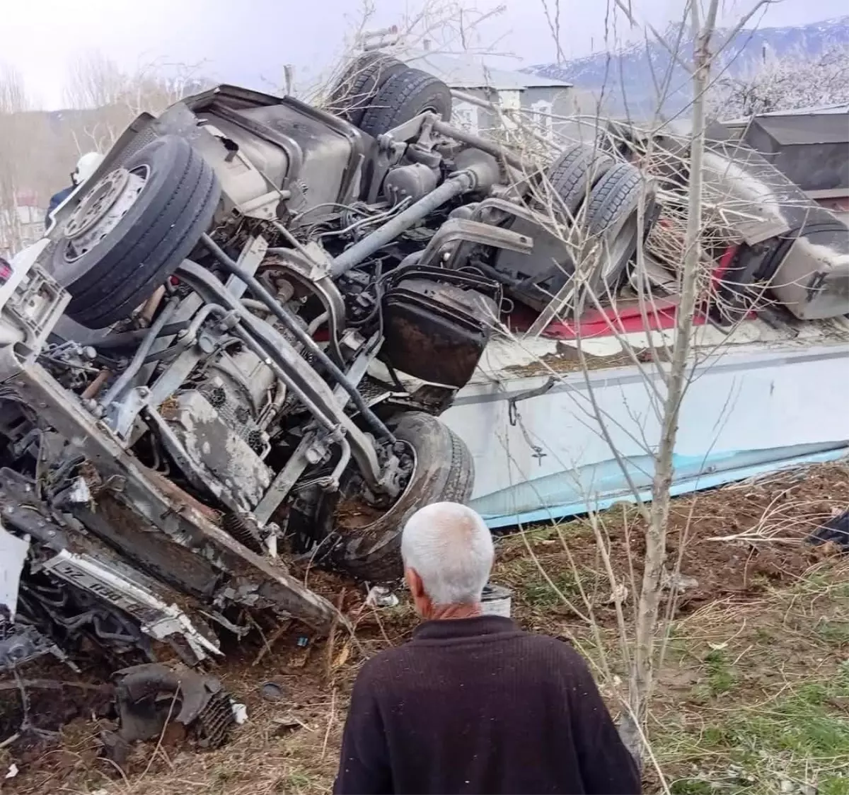 Van’da Tır Devrildi: 1 Yaralı